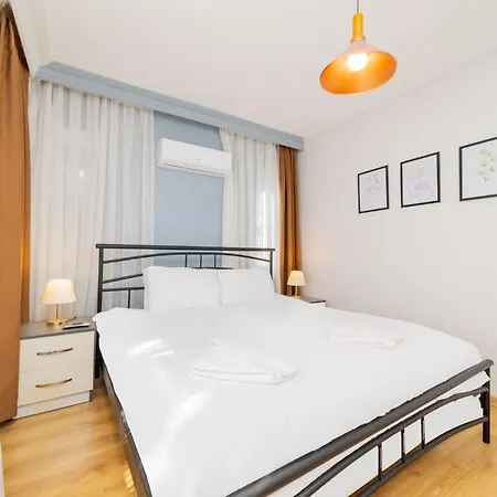Spacious And Central Near Lara Beach In Muratpasa, Apartmán *