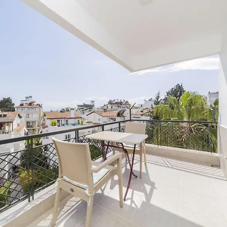 Spacious And Central Near Lara Beach In Muratpasa, Apartmán