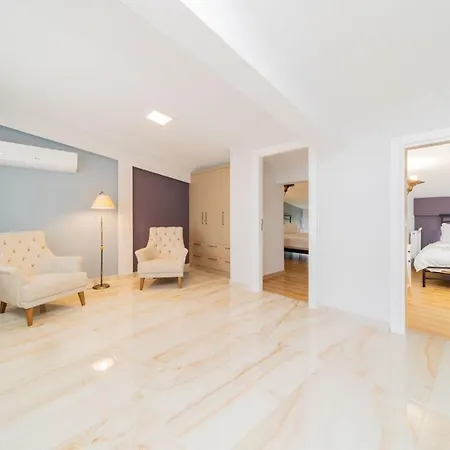 아파트 Spacious And Central Near Lara Beach In Muratpasa,