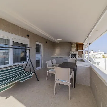 Spacious And Central Near Lara Beach In Muratpasa, 아파트 안탈리아