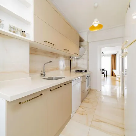 Spacious And Central Near Lara Beach In Muratpasa, 아파트 안탈리아