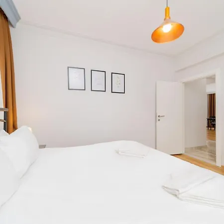 Spacious And Central Near Lara Beach In Muratpasa, 아파트 *