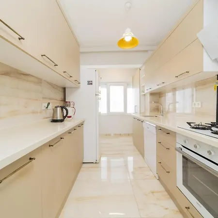 Spacious And Central Near Lara Beach In Muratpasa, 아파트 안탈리아