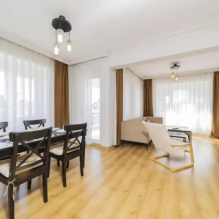 דירה Spacious And Central Near Lara Beach In Muratpasa, אנטליה